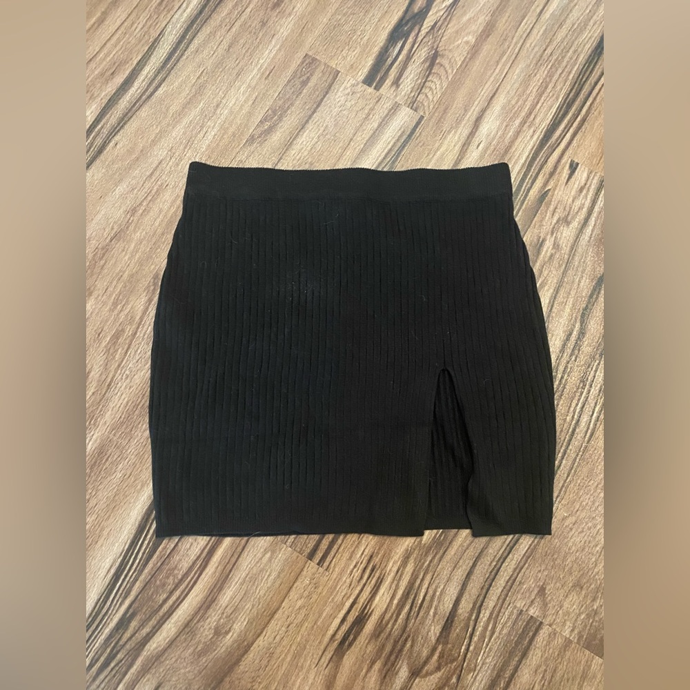 Ribbed skirt with slit